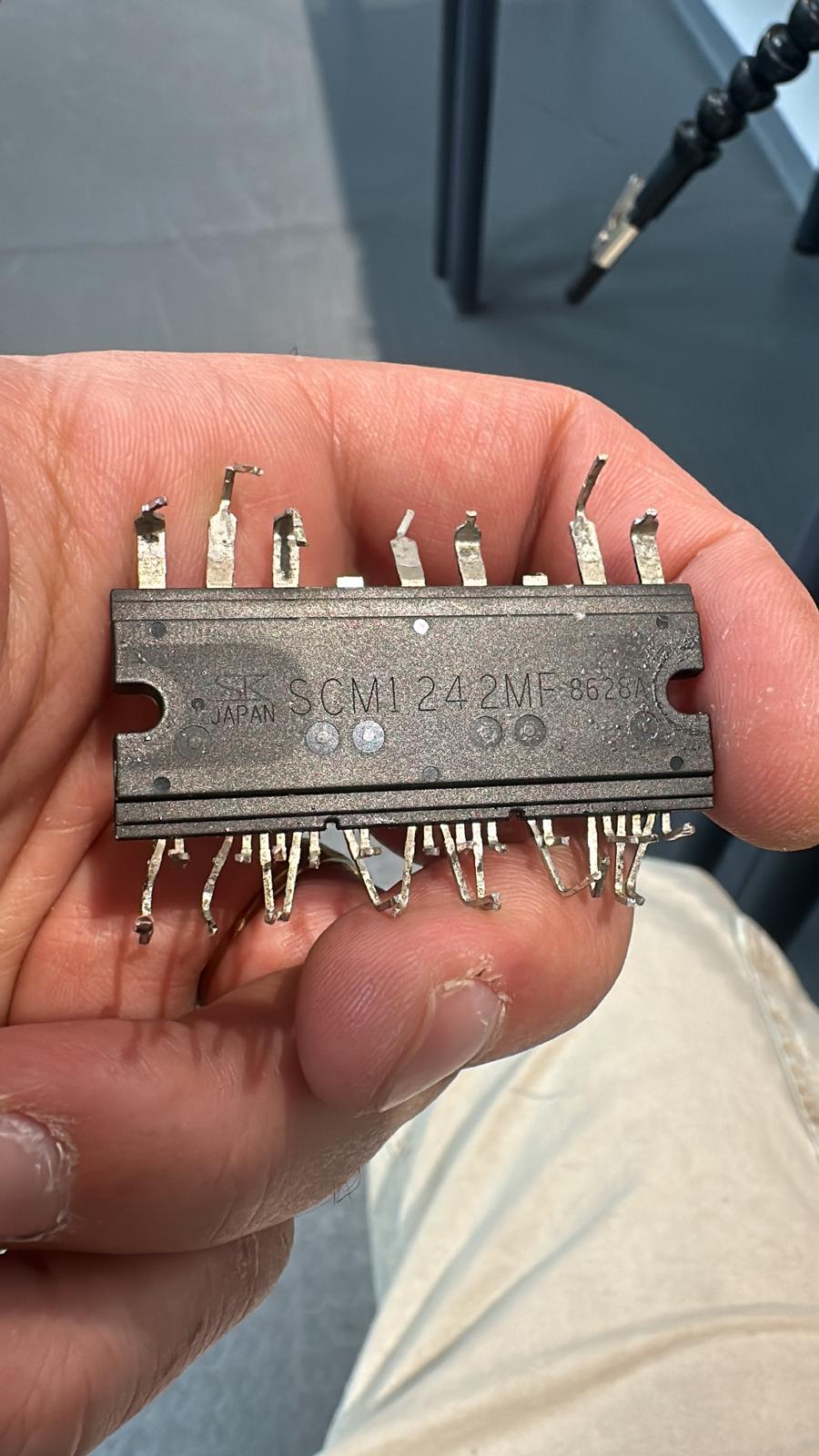 רכיב הספק SCM1242MF מרובה פינים לאחר הסרה, מוחזק ביד