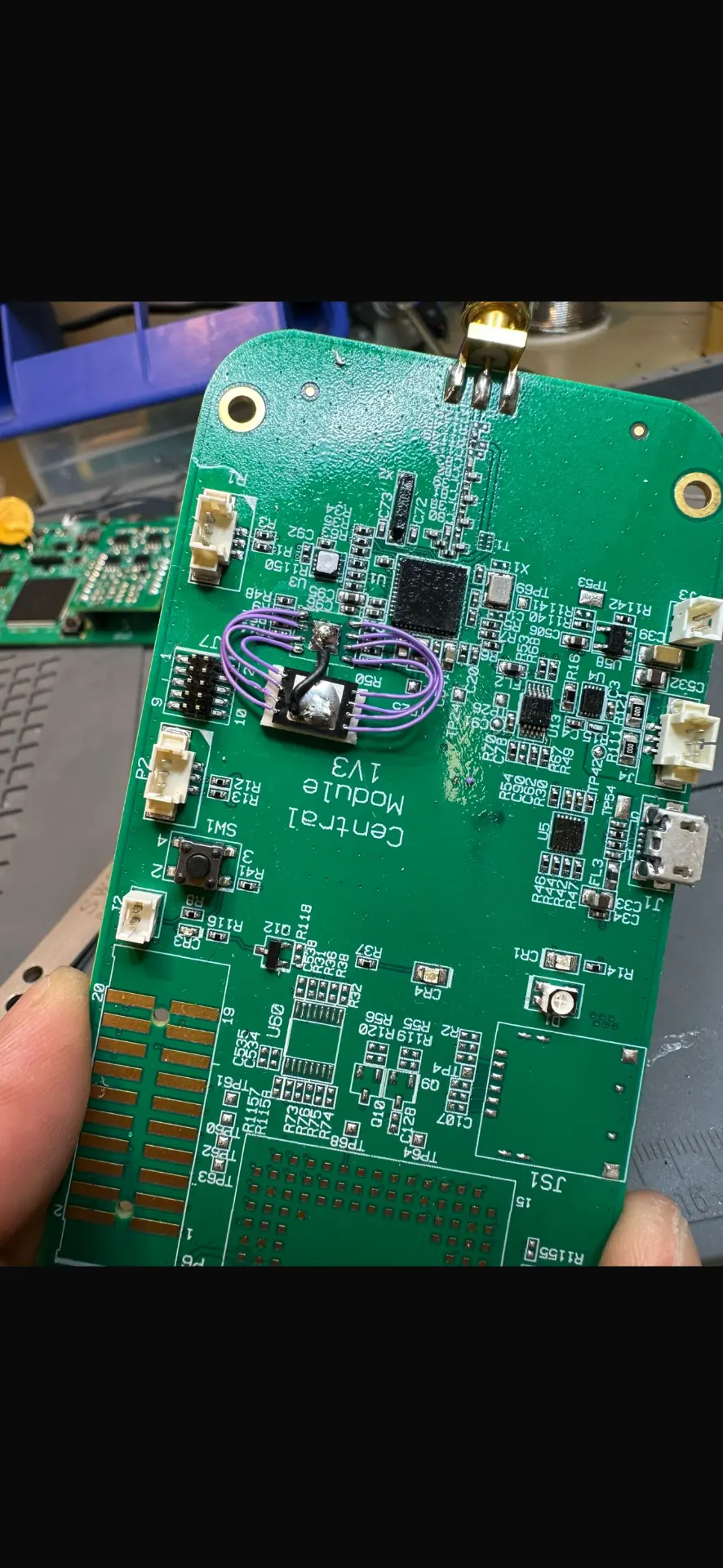 כרטיס Central Module עם רכיב SOIC מוחלף המחווט ידנית בחוטים סגולים דקים