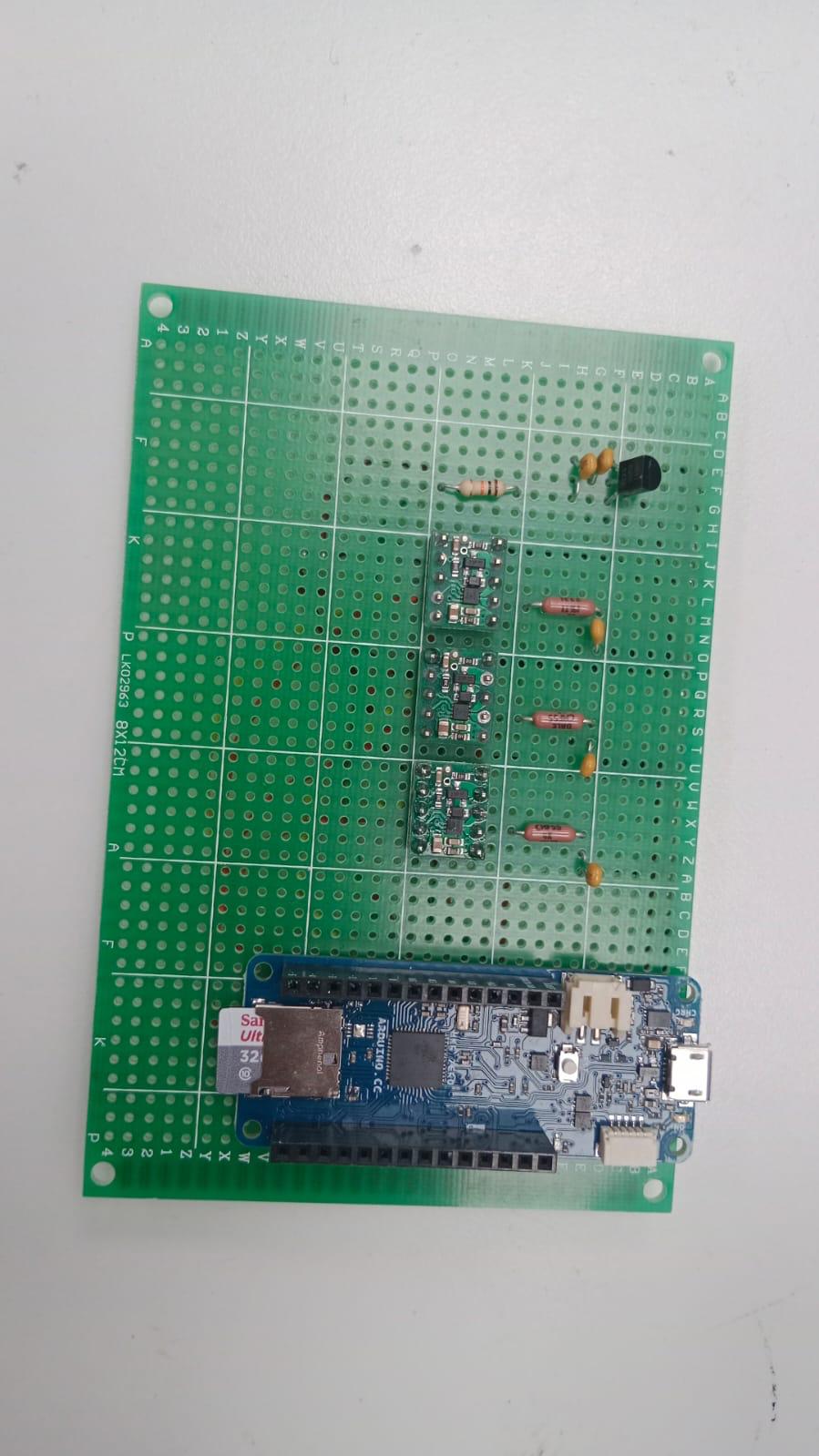 לוח ניסוי עם בקר Arduino MKR, שלושה מודולי דרייבר, נגדים וקבלים בצד הקדמי