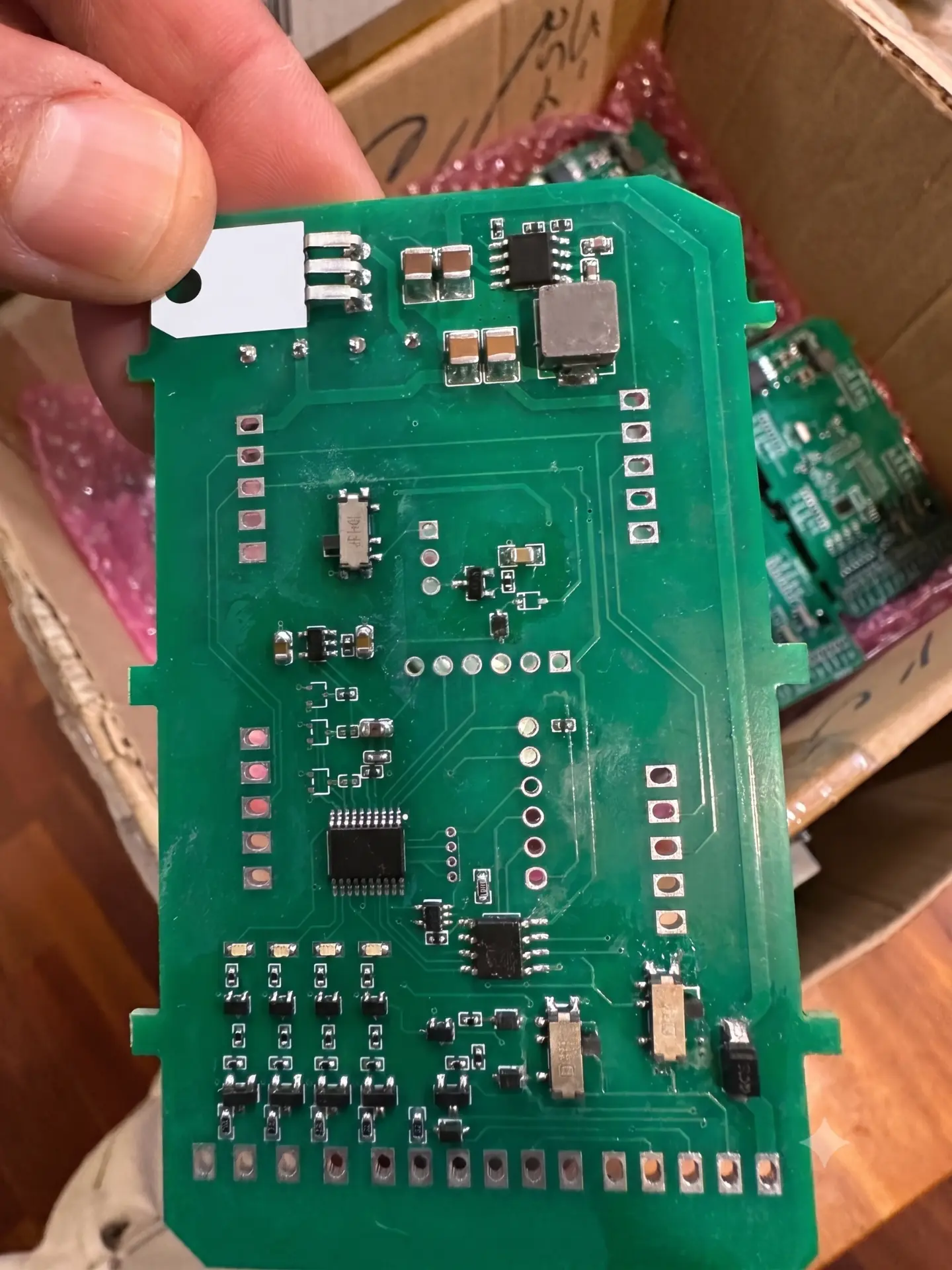 כרטיס פיקוד בודד מורכב עם רכיבי Micro-SMD, מייצגי מתח ומחברים