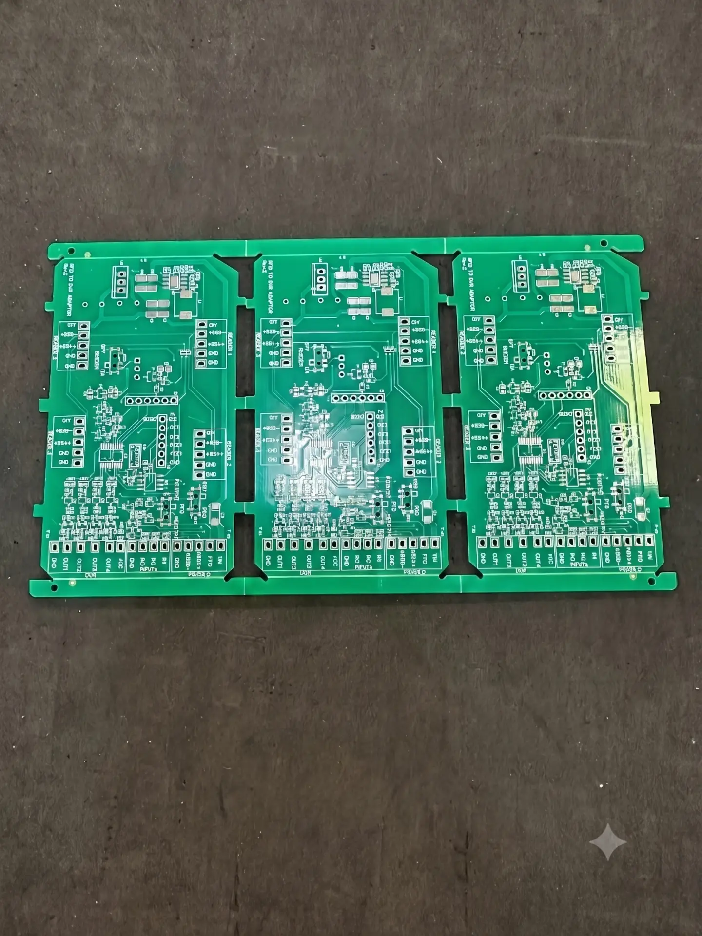 פאנל PCB ירוק ריק הכולל שלושה כרטיסים זהים לפני הרכבה